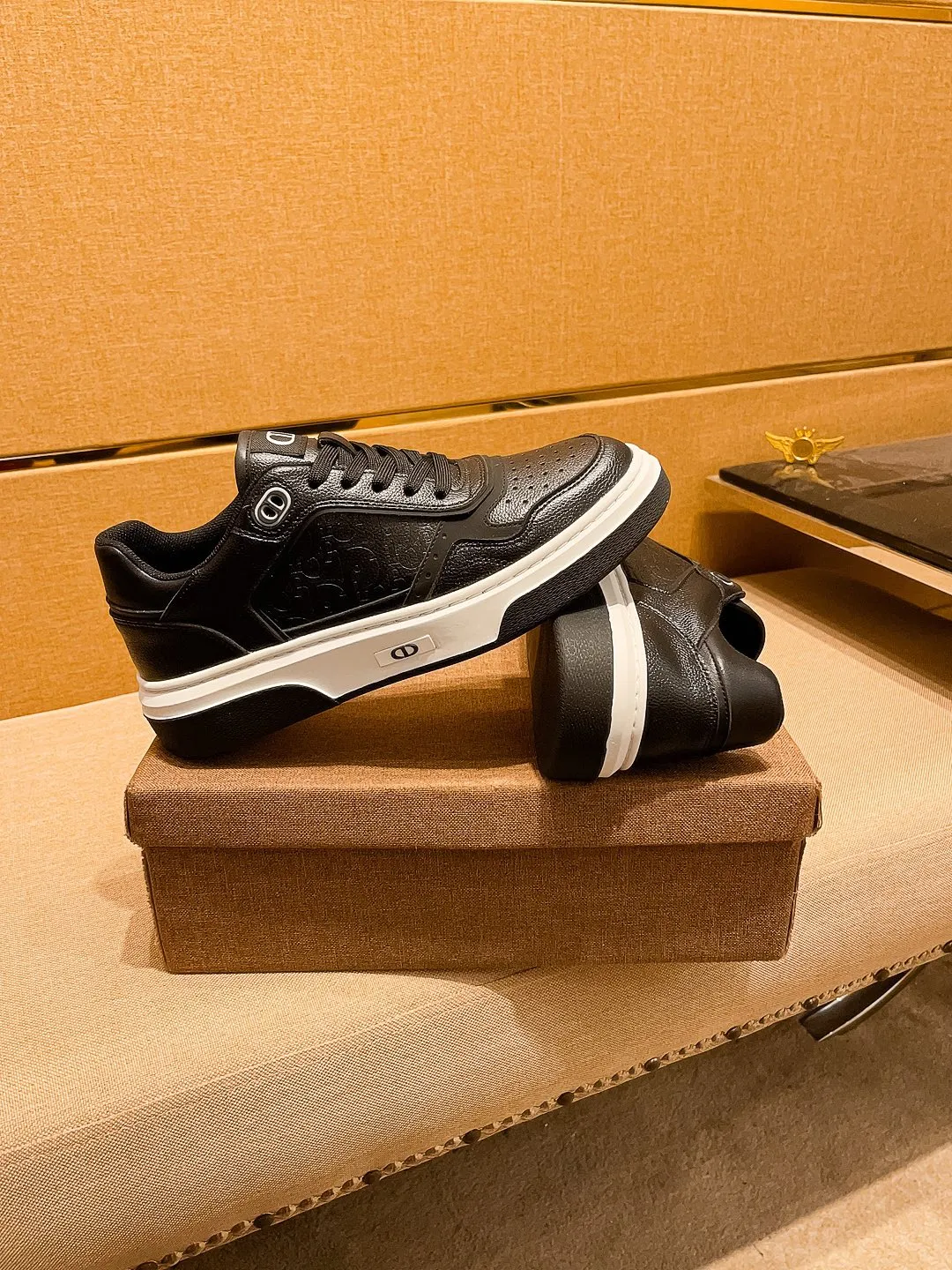 Men's shoes💰 440💰[Dior]🔥 High-end men's shoes brand official website 1:1 latest masterpiece: the upper is made of Italian imported first-layer cowhide with a comfortable and breathable lining➕original non-slip and wear-resistant outsole🔥, making walking more convenient and comfortable! An exclusive new model, a stunning work, a beautiful 1:1 replica [color] compared to the official quality! Create a fashionable personality to set off your uniqueness! A must-have for trendy men! Classic 🔥 Size: 38-44 Color: 🔥 2⃣️ colors available 🔥.